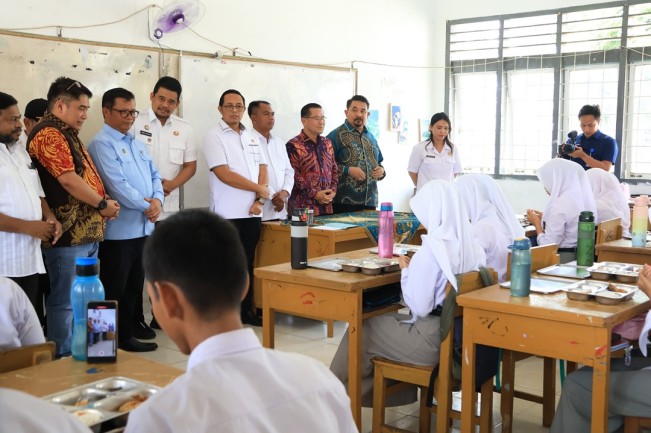 Kunjungi Serdang Bedagai, Kepala PCO Hasan Nasbi Tinjau Program Makan Bergizi Gratis